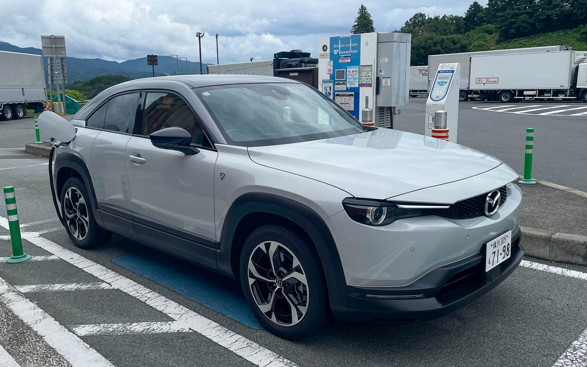 やってみよう充電。途中のサービスエリアで充電スポットが空いていたので充電中のMX-30 Rotary-EV。ゴーという音とともに電気が流れ込む