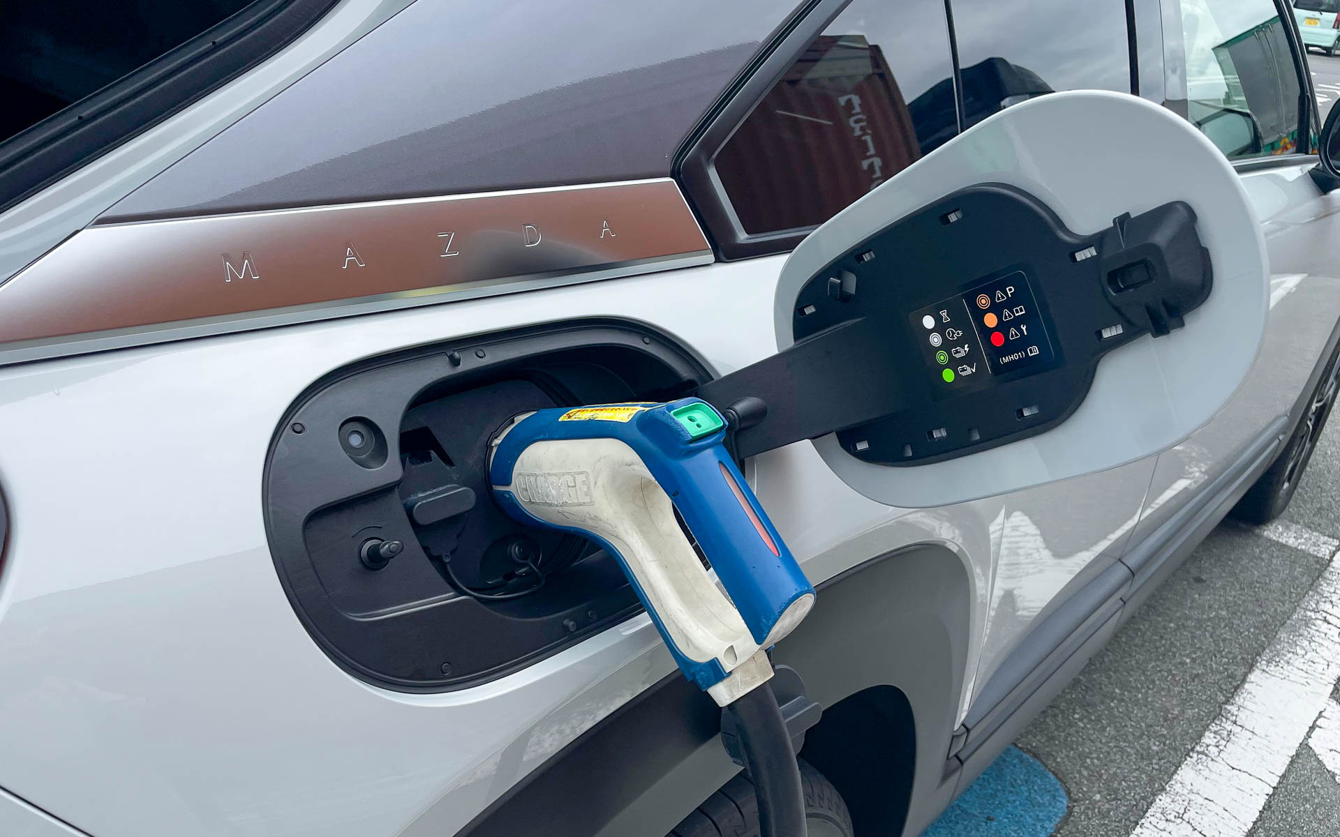 充電スポットは新規で増えている一方で閉鎖や故障も多い。家での充電が基本かな