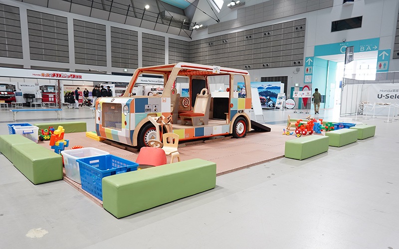 木でできた実車と同じ大きさのクルマで遊べる