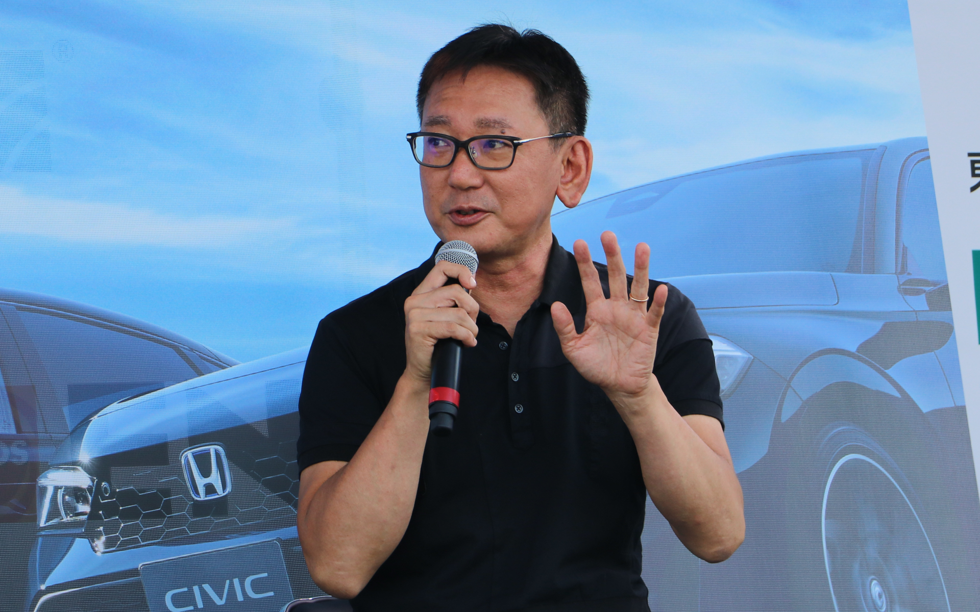 改良シビックRSの試乗コメントを語る橋本氏