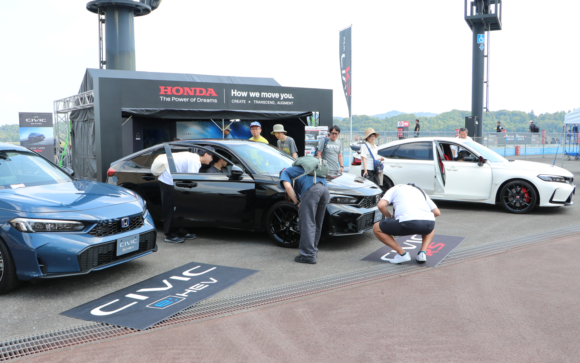 スペシャルトークショー終了後、展示していたシビックには大勢の人が集まっていた