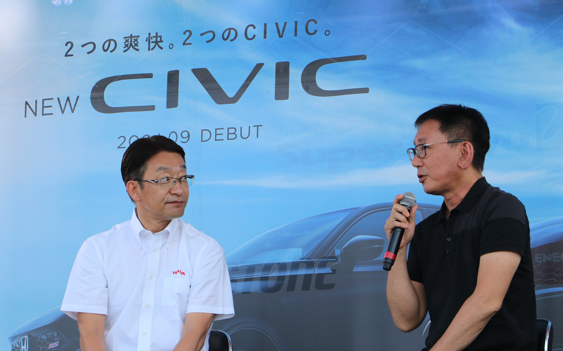 本田技研工業株式会社 四輪事業本部 ものづくりセンター チーフエンジニアでシビック開発責任者も務めた明本禧洙氏（左）とモータージャーナリストの橋本洋平氏（右）