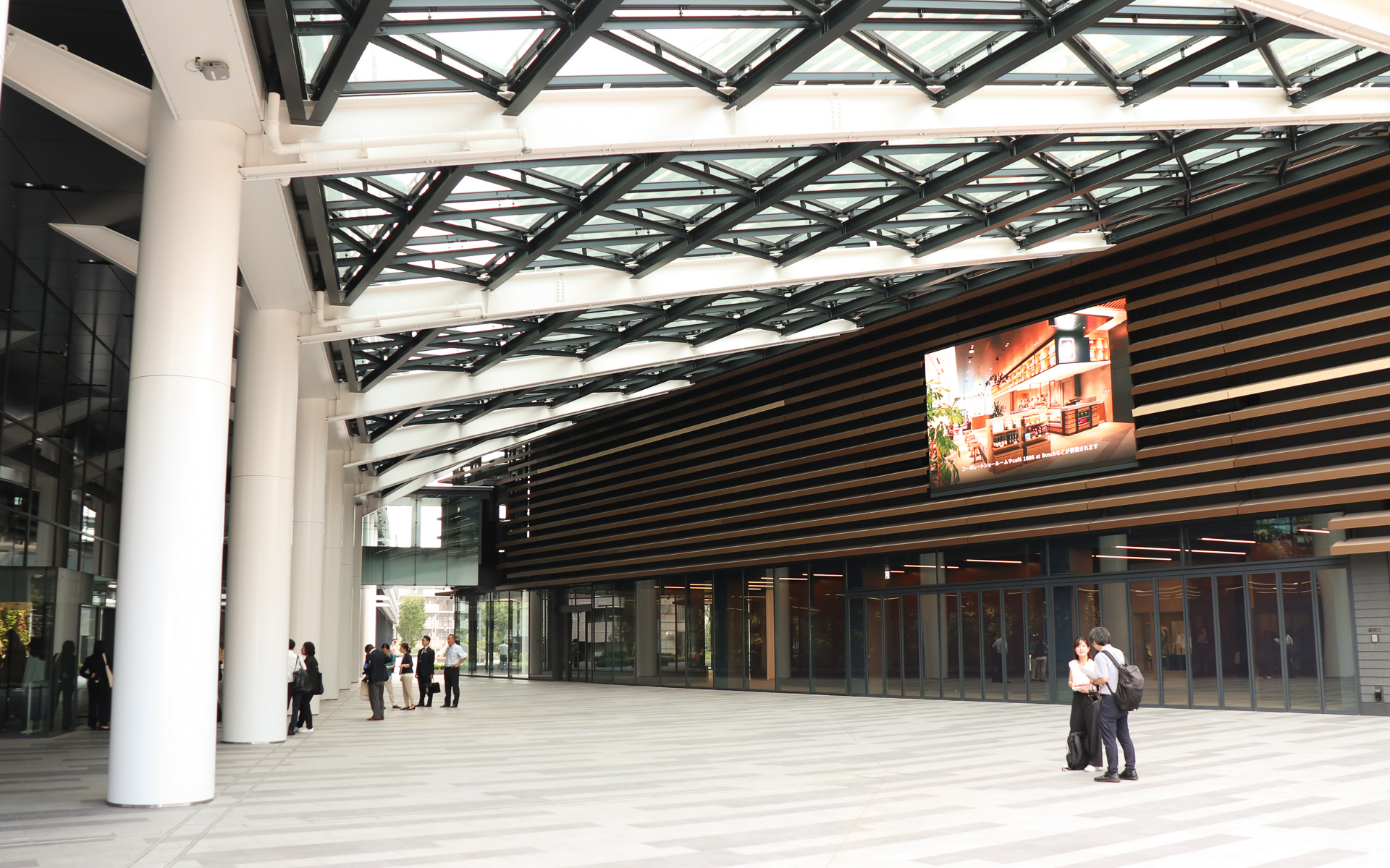 ボッシュ新本社1階とボッシュ ホールを接続するガラス張りの屋根を設置して、オープンスペースに全天候型広場を用意。さまざまなイベントやプログラムの企画、実施を予定している