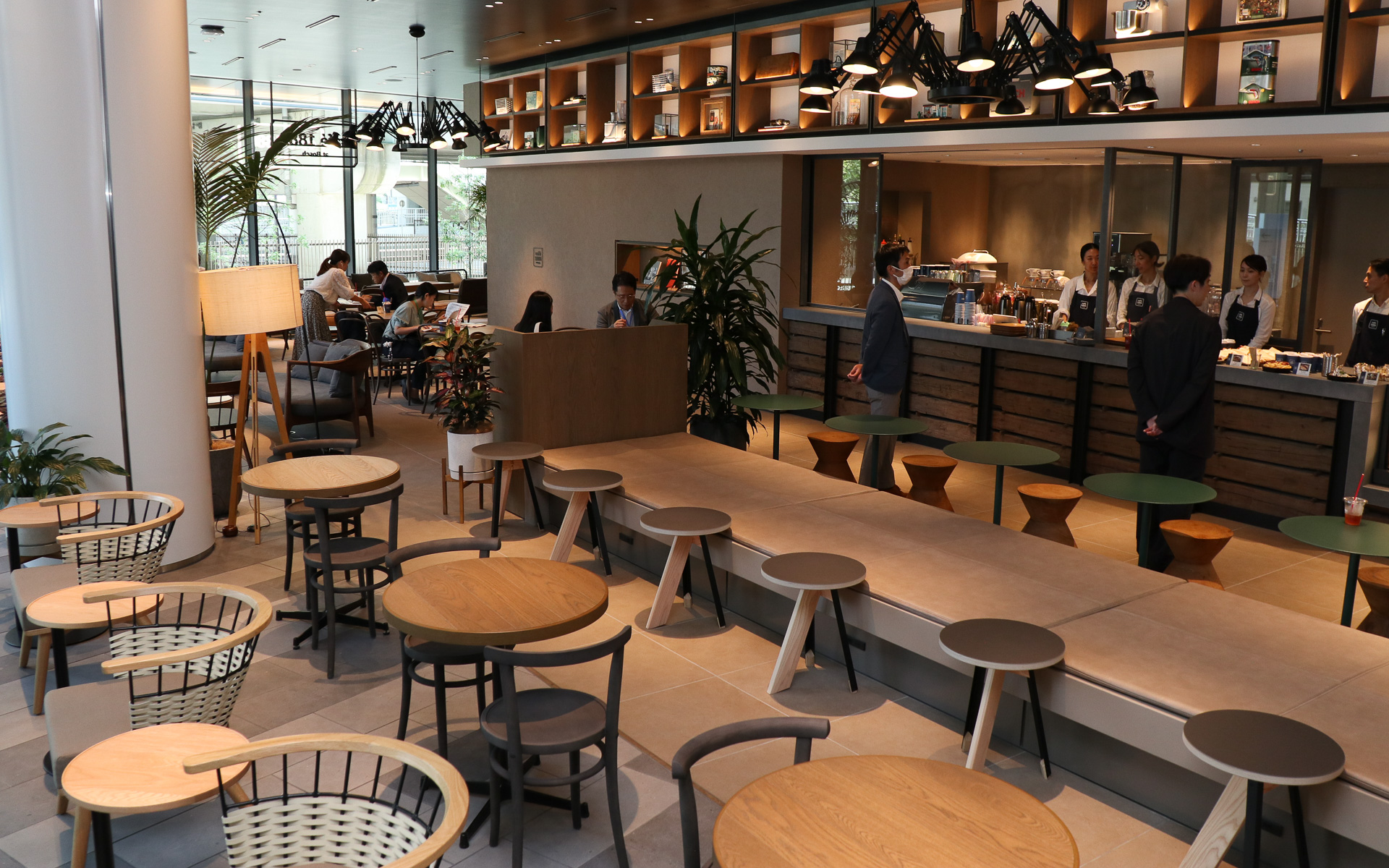 多彩なデザインのテーブル＆チェア、ソファーなどで約70席を用意。営業時間は平日が8時～20時、土日祝日が8時～19時