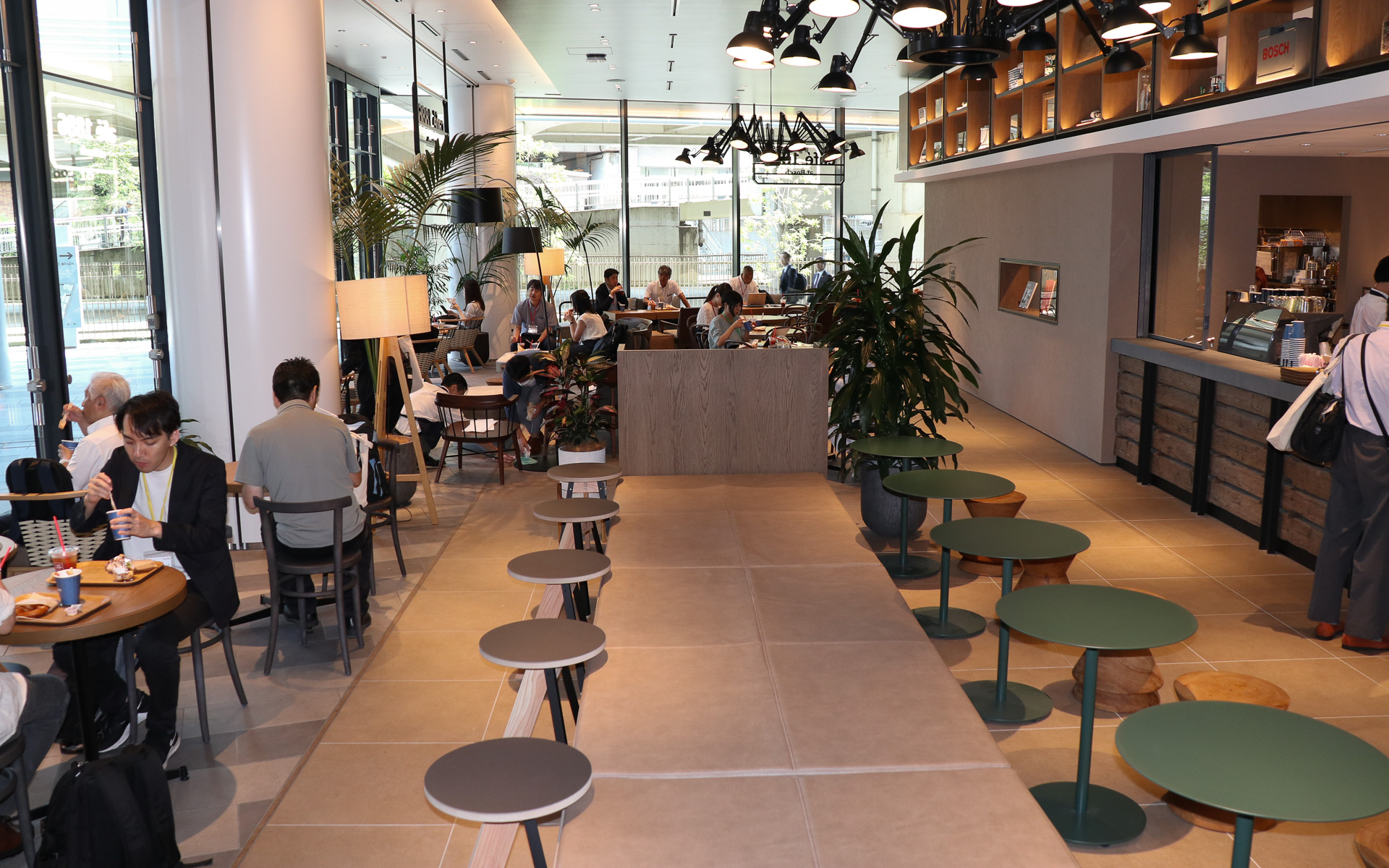 多彩なデザインのテーブル＆チェア、ソファーなどで約70席を用意。営業時間は平日が8時～20時、土日祝日が8時～19時