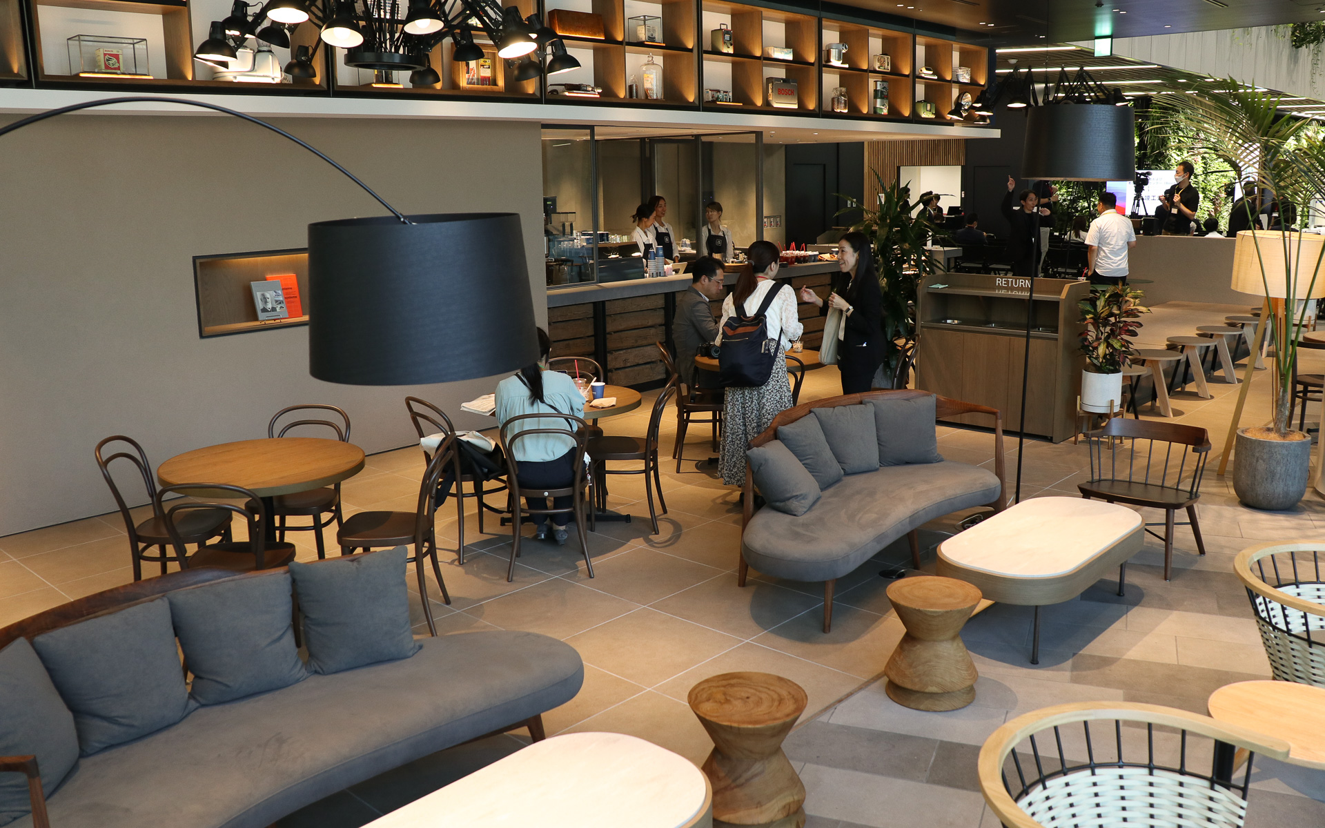 多彩なデザインのテーブル＆チェア、ソファーなどで約70席を用意。営業時間は平日が8時～20時、土日祝日が8時～19時