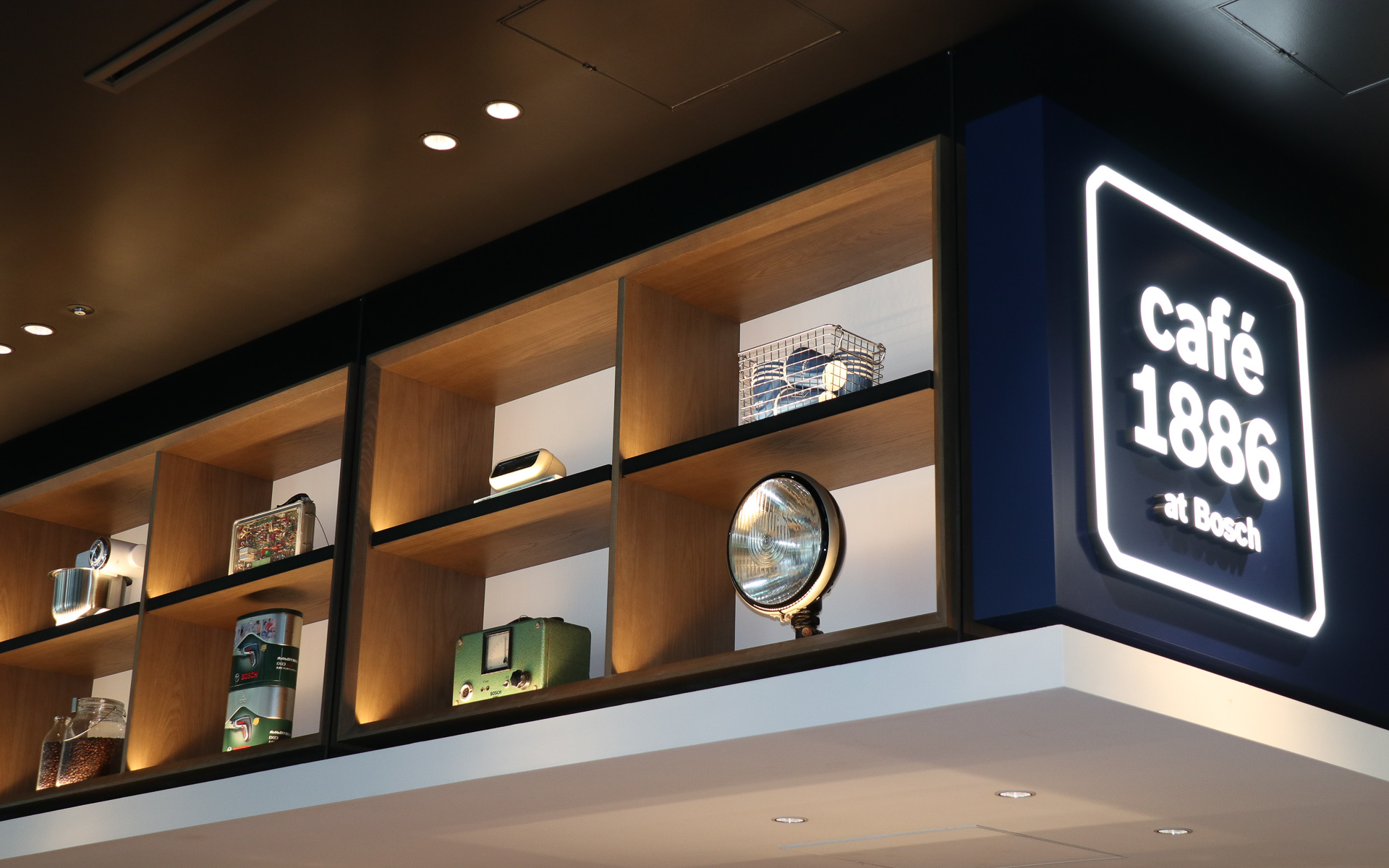 壁面上部に歴代ボッシュ製品を展示する