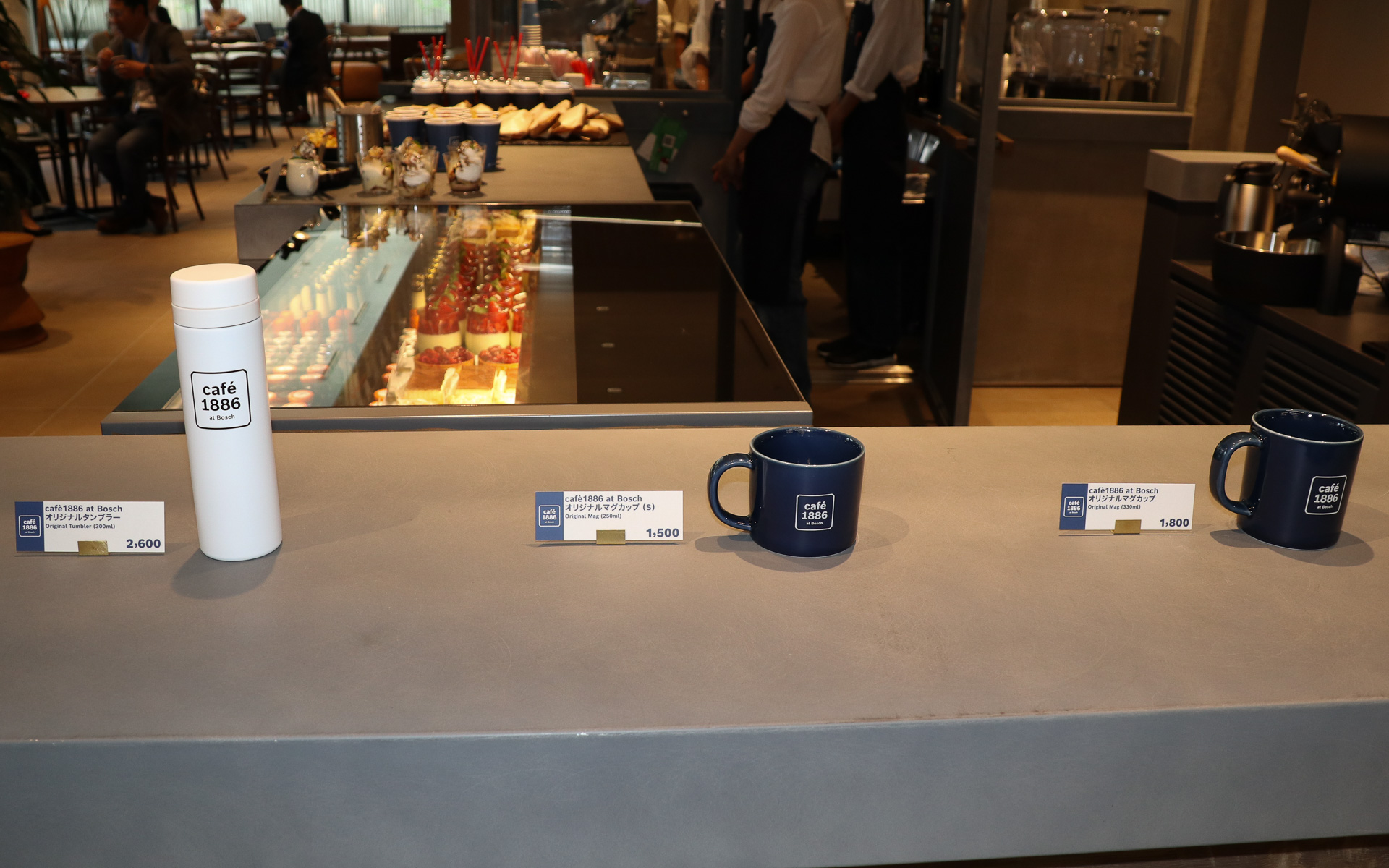 持ち帰り用のコーヒー豆やcafe 1886 at Boschのロゴ入りグッズなども販売している