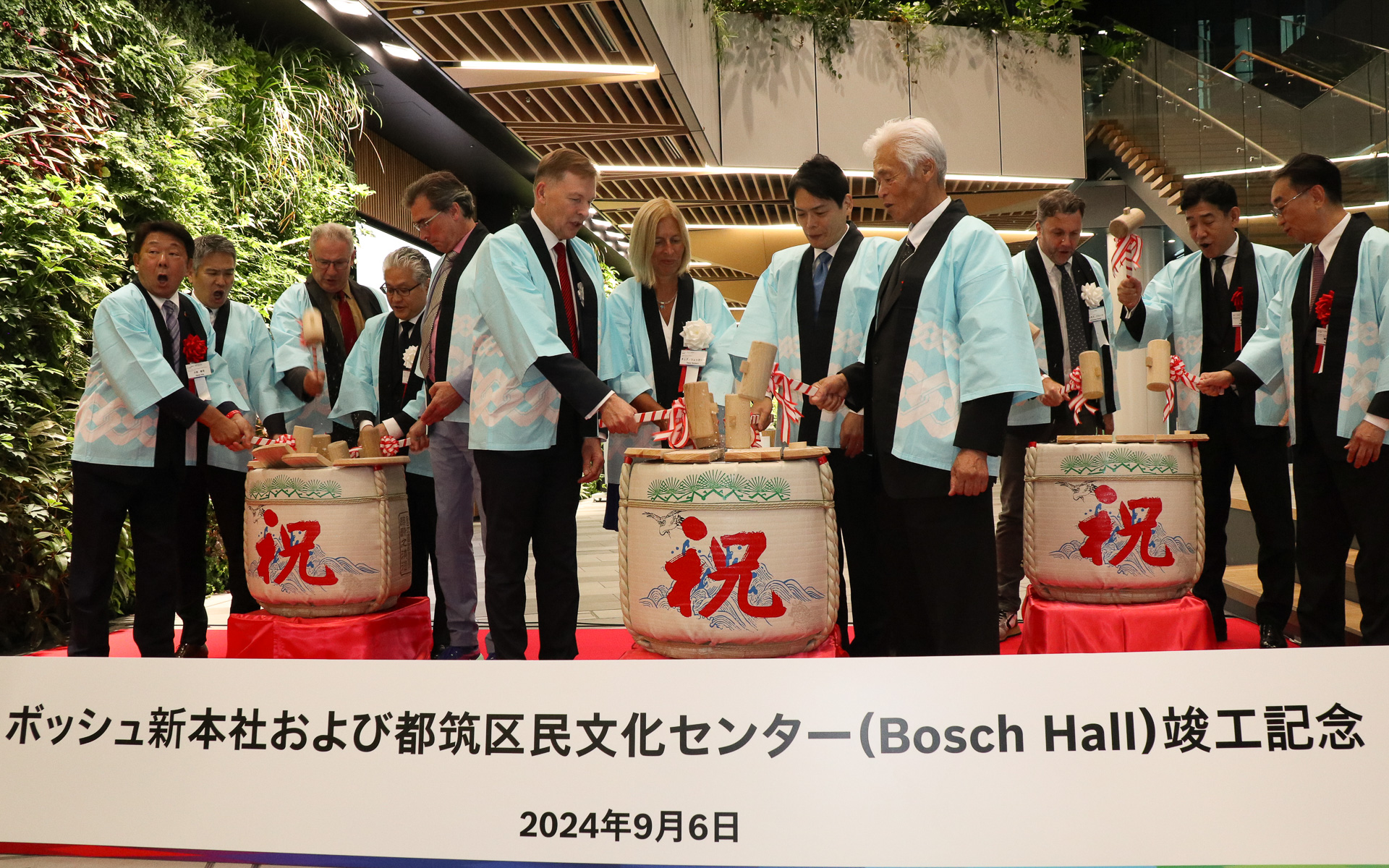 竣工式の最後には関係者一同による鏡開きも行なわれた