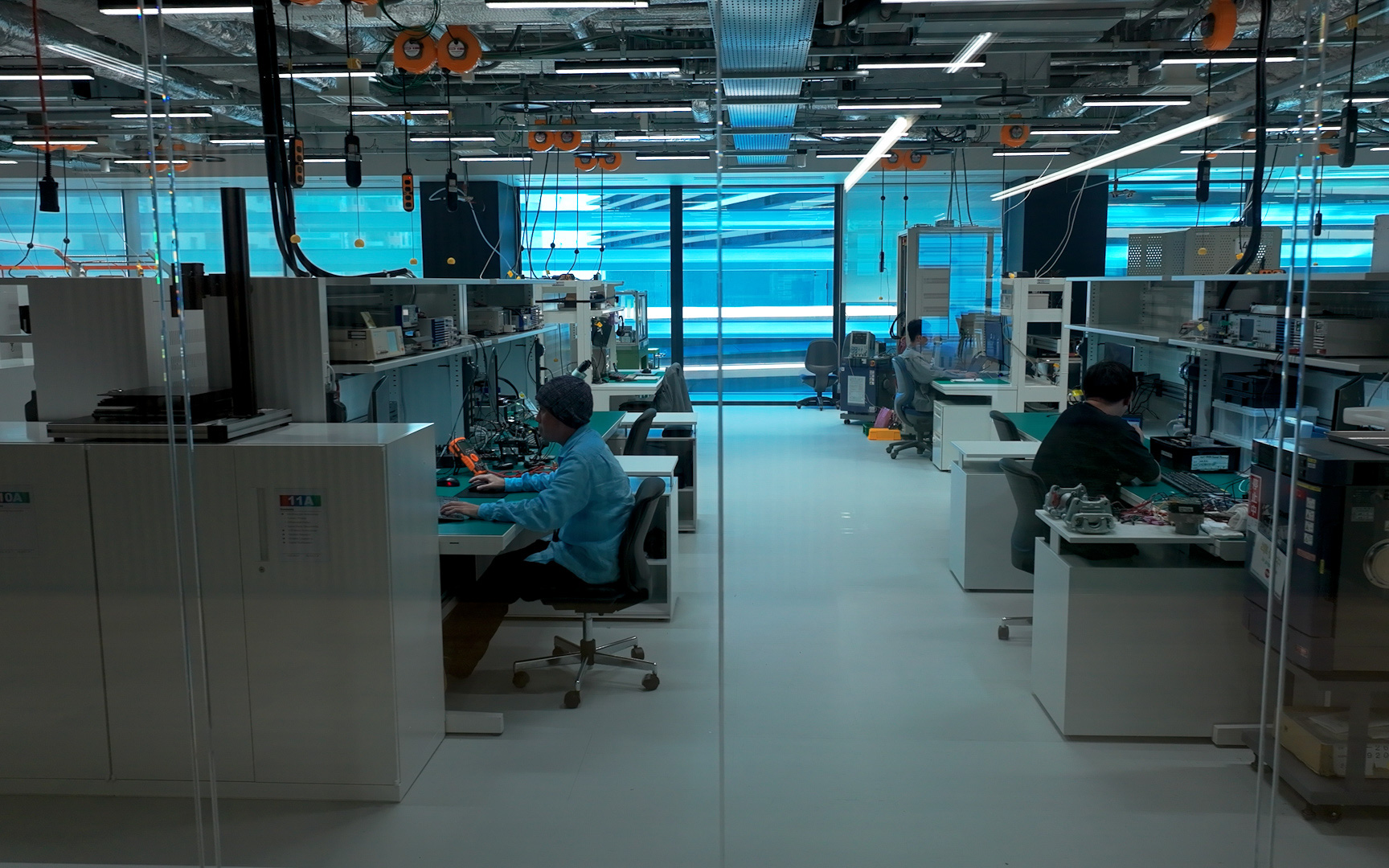 地上階のオフィスエリアにあるガラス張りの壁で仕切られた「ライトラボ」（写真提供：ボッシュ）