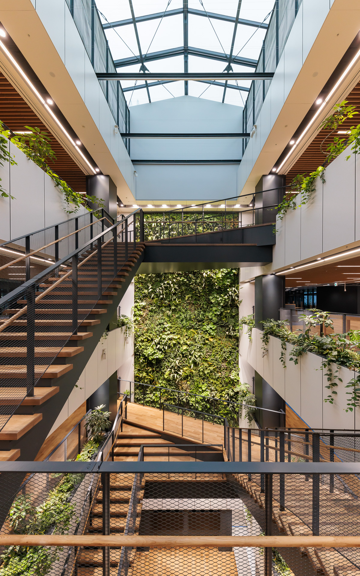 本物の植物を使ったグリーンウォールも特徴的な「バーティカルコネクション」（写真提供：ボッシュ）