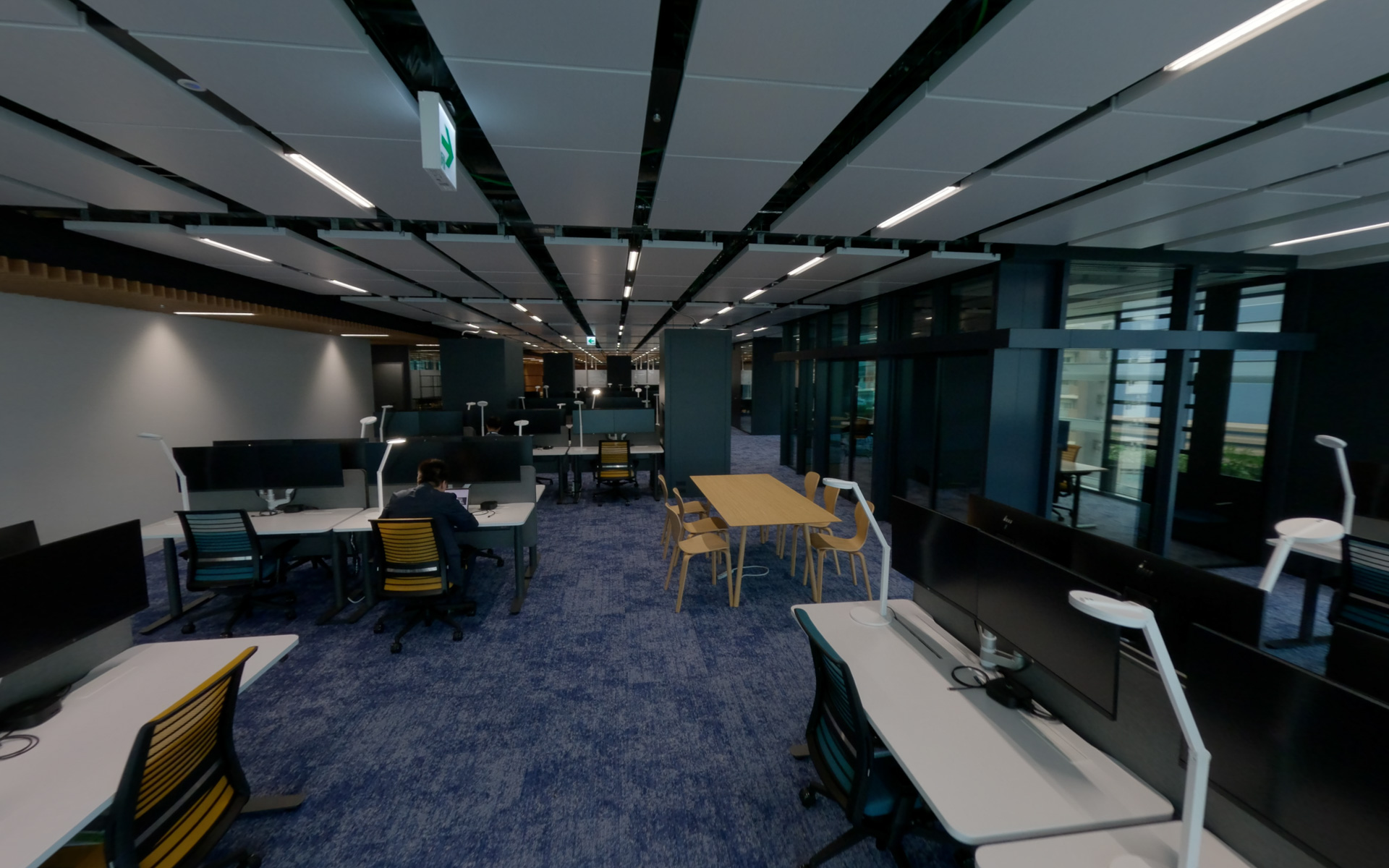 壁を極力排除したオフィスフロア。5階～7階は空をイメージしたスカイブルーのフロアカーペットが敷かれている（写真提供：ボッシュ）