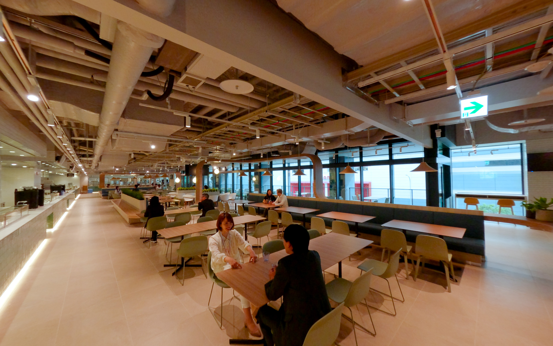 オフィスエリアとは雰囲気を変え、地中海をイメージしたインテリアでリラックスできる社員食堂。オープンエアのバルコニー席も用意している（写真提供：ボッシュ）