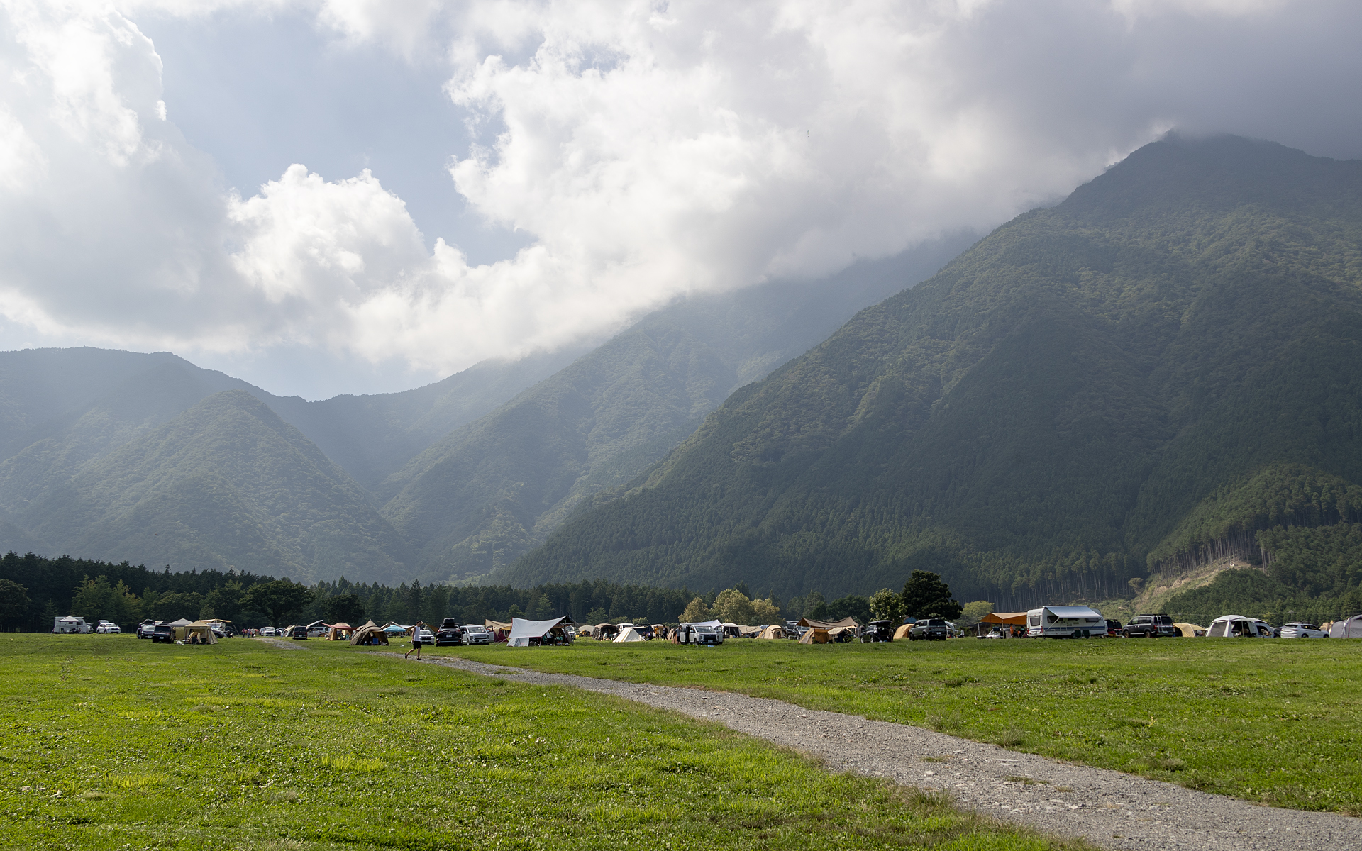 2024年の募集数は2023年の2倍となる600組。金曜日の午前でも多くの参加者が訪れていた。開催期間は天気もよく絶好のキャンプ日和になった