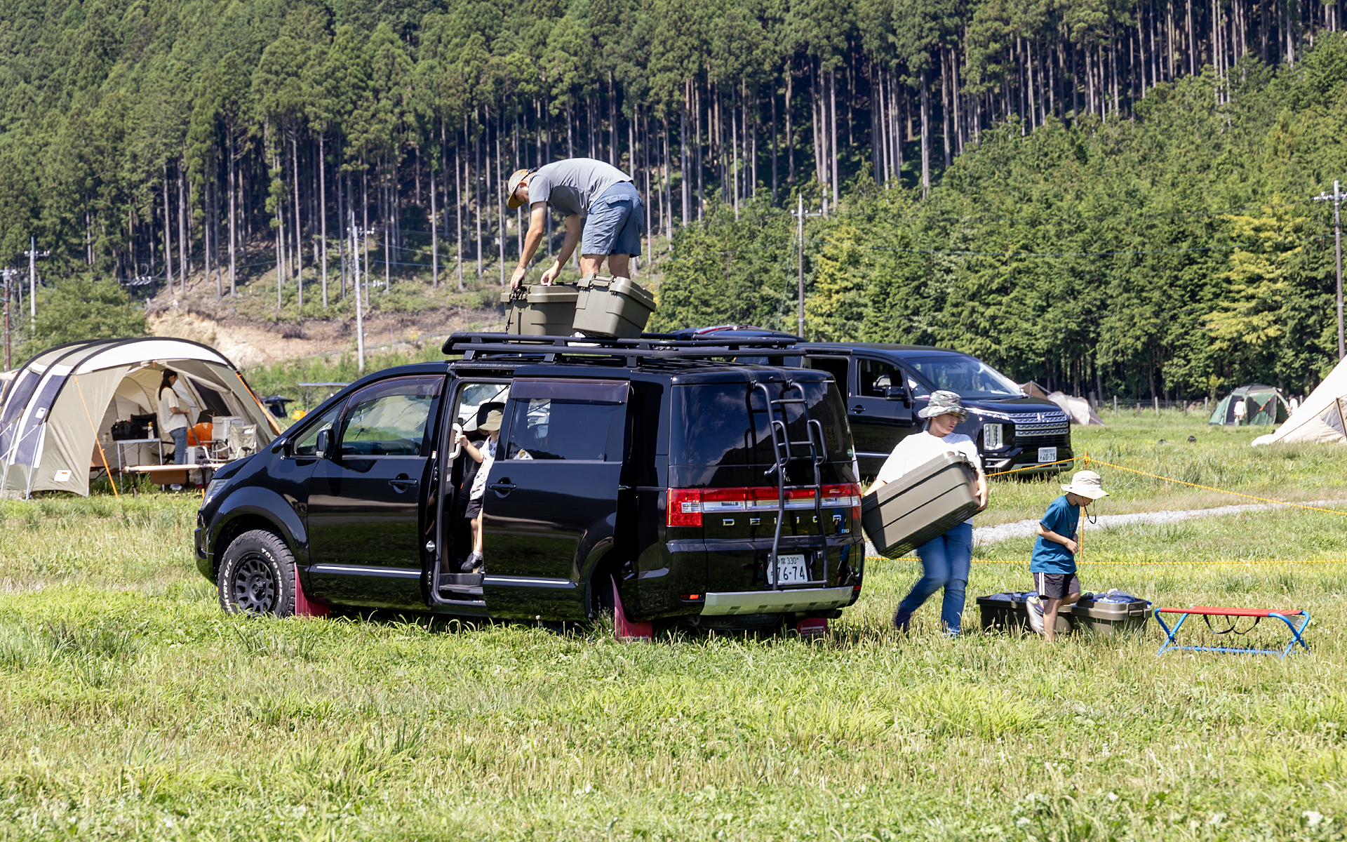 フリーサイト内で準備を進める参加者たち。クルマを見ているとルーフラックの装着率が高かったのが印象的
