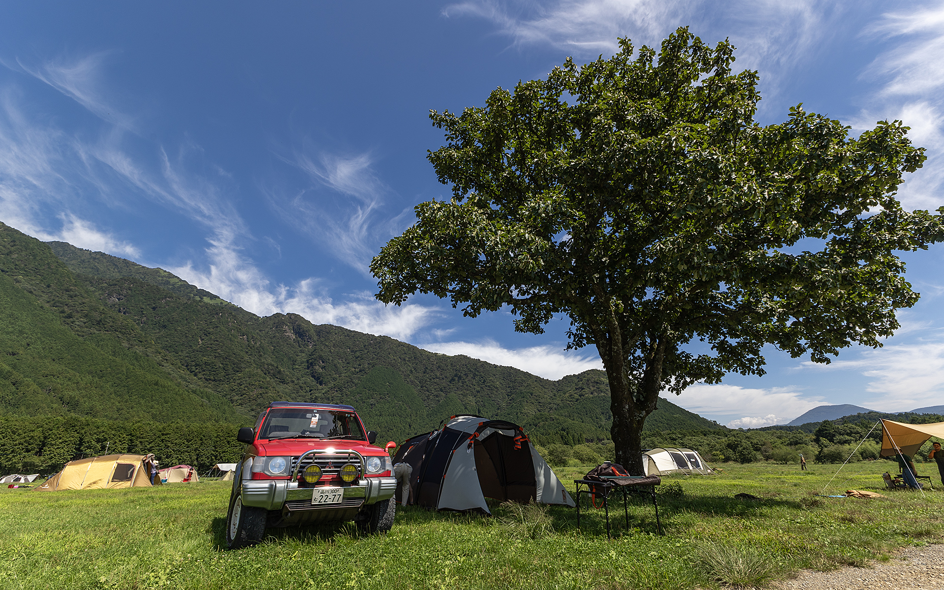 パジェロでの参加。まだまだ日陰がほしい時期だけに木の下のスペースは一等地か