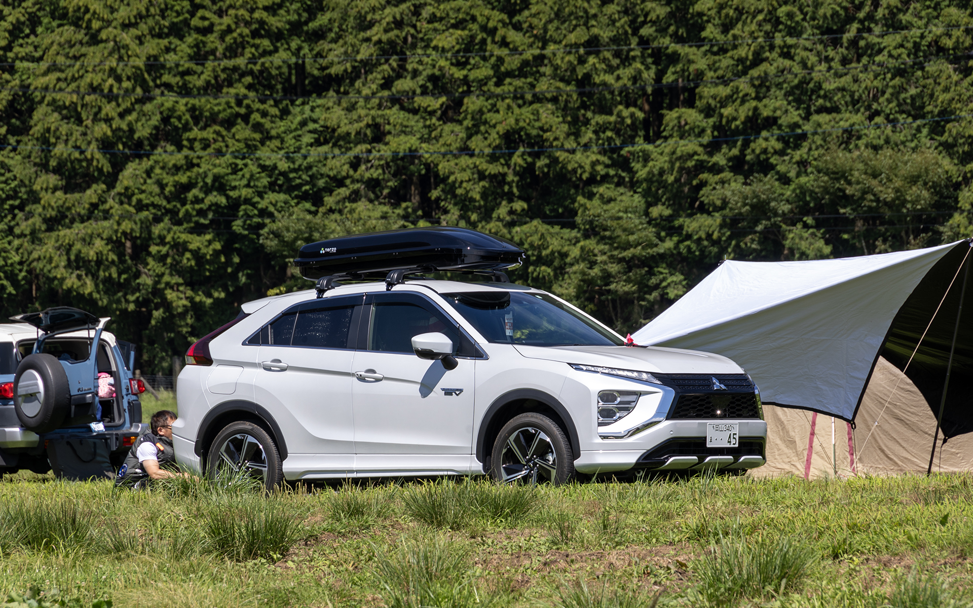 エクリプス クロス PHEV。都会の風景に似合うクルマだがアウトドアシーンで見ても絵になる