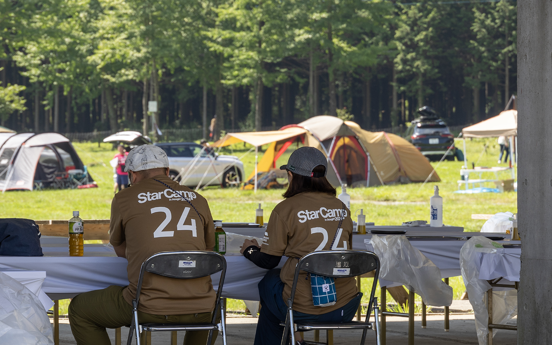 設営が終わった方は早くものんびりムード。着ているのは参加者に配られるスターキャンプ2024 in 朝霧高原のオリジナルTシャツ