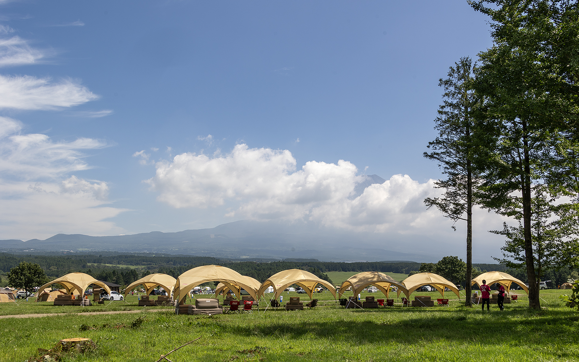 雲がかかっているが正面には富士山があり、山頂がチラッと見えている。そして高原の風もよく抜ける。このような環境の中でのリモートワークはとても気分がいいと思うが、景色や居心地がよすぎて仕事にならないかも!?