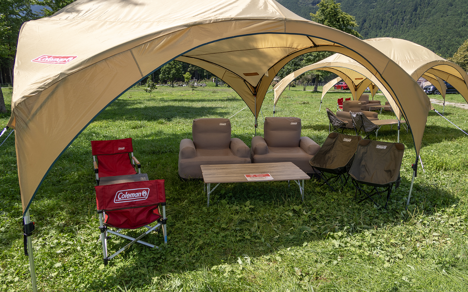 コールマン製のドーム型シェルターに空気で膨らむソファやテーブルがセットされていた