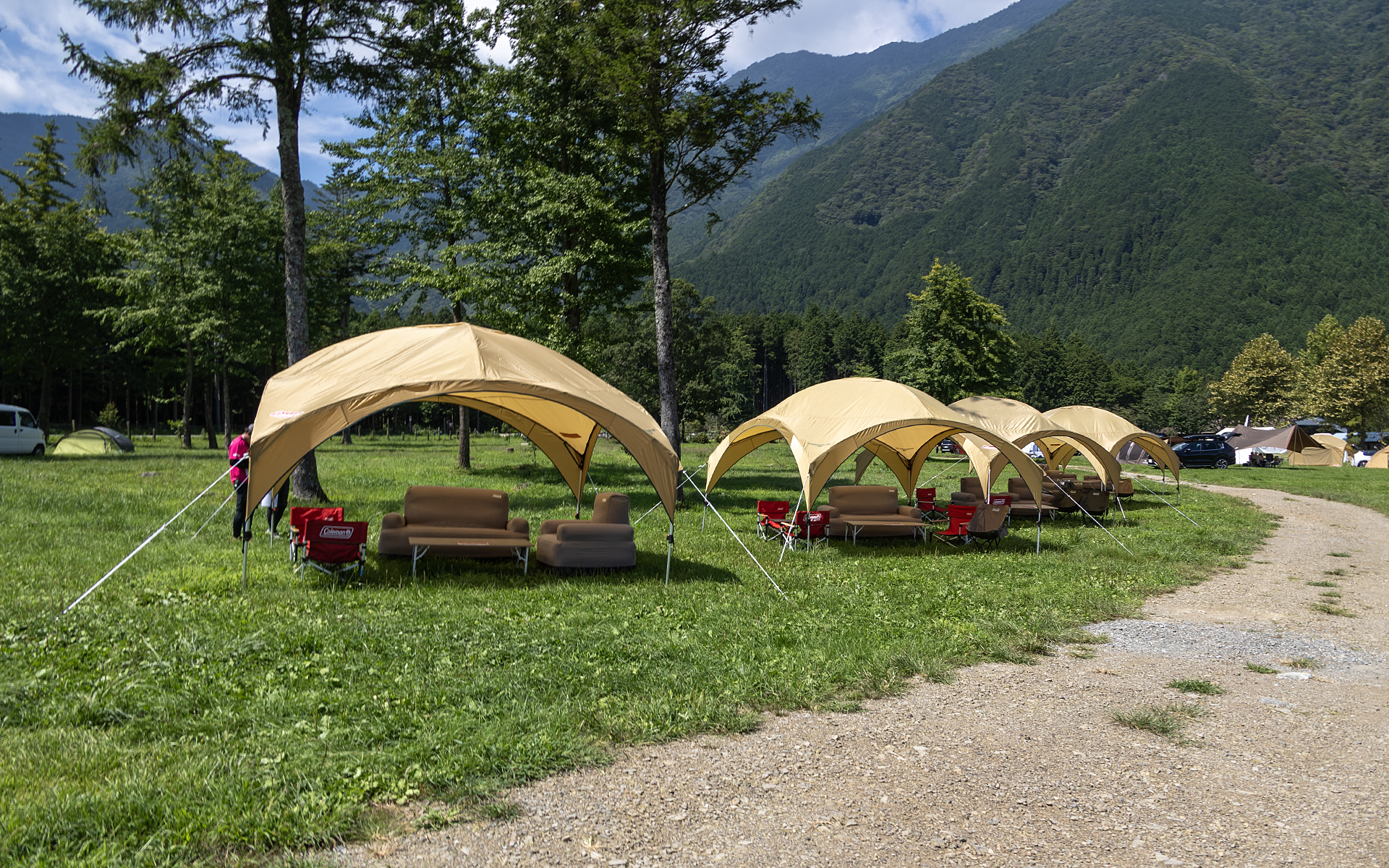 ふもとっぱらキャンプ場の中でもWi-Fiの条件がいい場所に展開。PHEV車からの給電も行なわれた