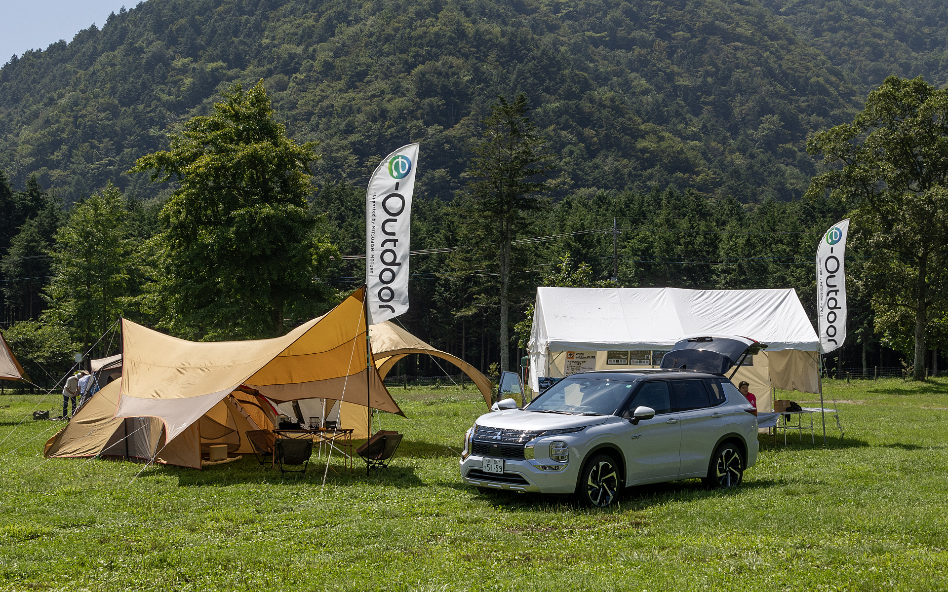 三菱自動車と博報堂が合同で立ち上げた「NOYAMA」から、三菱自動車のPHEVとキャンプ用品がまとめてレンタルできる「e-アウトドア」を紹介するブースが出展されていた