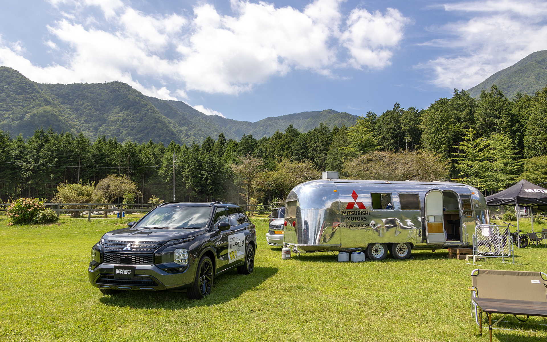 電気キャンプエリアにはアウトドア系企業から電気を使うアイテムの展示もあった。こちらは電動アシスト自転車の「メイト」を販売するメイトジャパン。PHEVから給電する電気を使うバーラウンジを用意