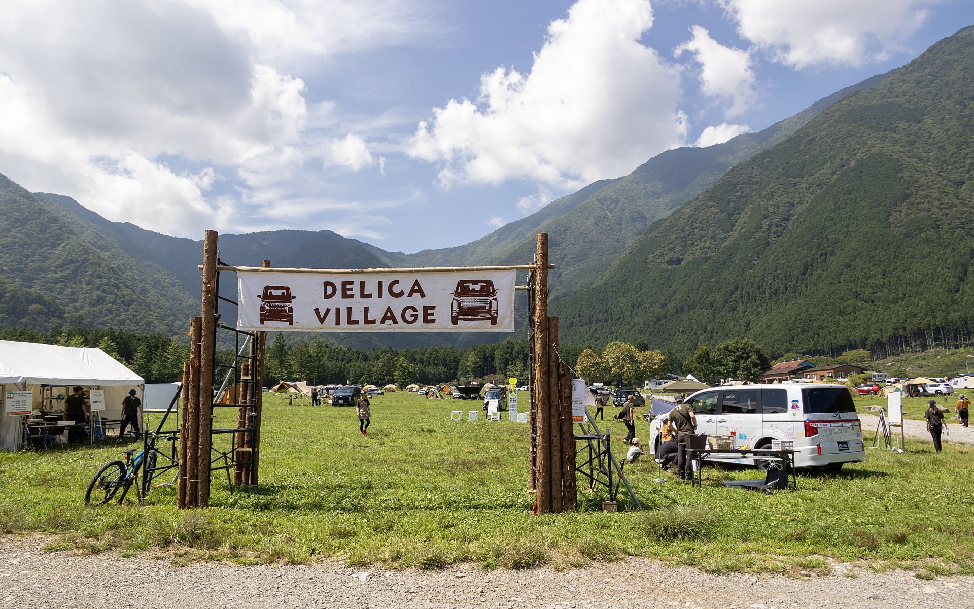 「デリカキャンプエリア」の入口。デリカヴィレッジというゲートが建っていた