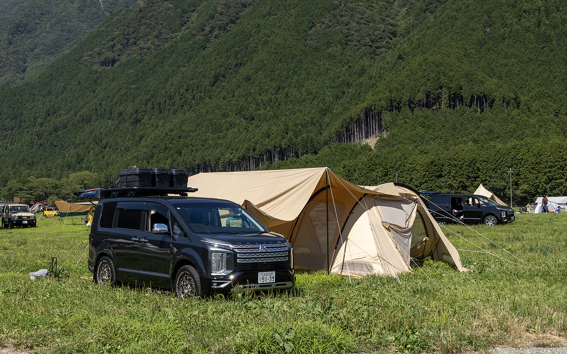 デリカで参加する方は多いので、「デリカキャンプエリア」以外のスペースにもたくさんのデリカが思い思いのスタイルで装備を展開していた