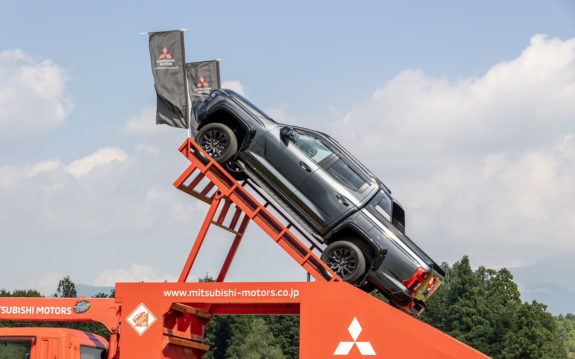 デリカD:5での体験に加えてトライトンも参加。走行イベントとしてはほかにプロドライバーが運転するデリカD:5の助手席でオフロードコースを体験できるものや、林道に作った特設コースでデリカミニを試乗できる林道試乗会も用意された