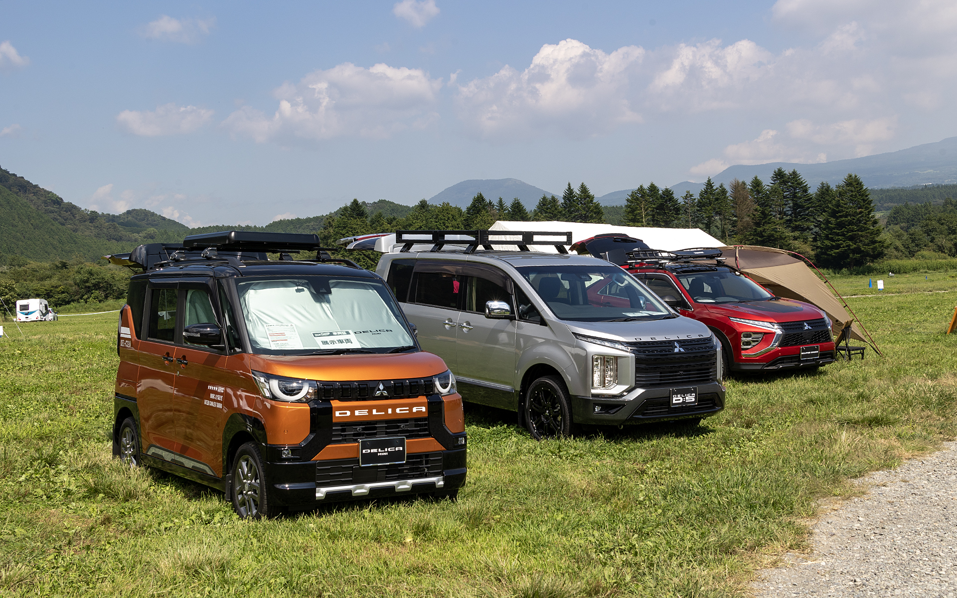 三菱自動車のSUVの展示。アウトドアレジャー向けの純正用品を装着していた