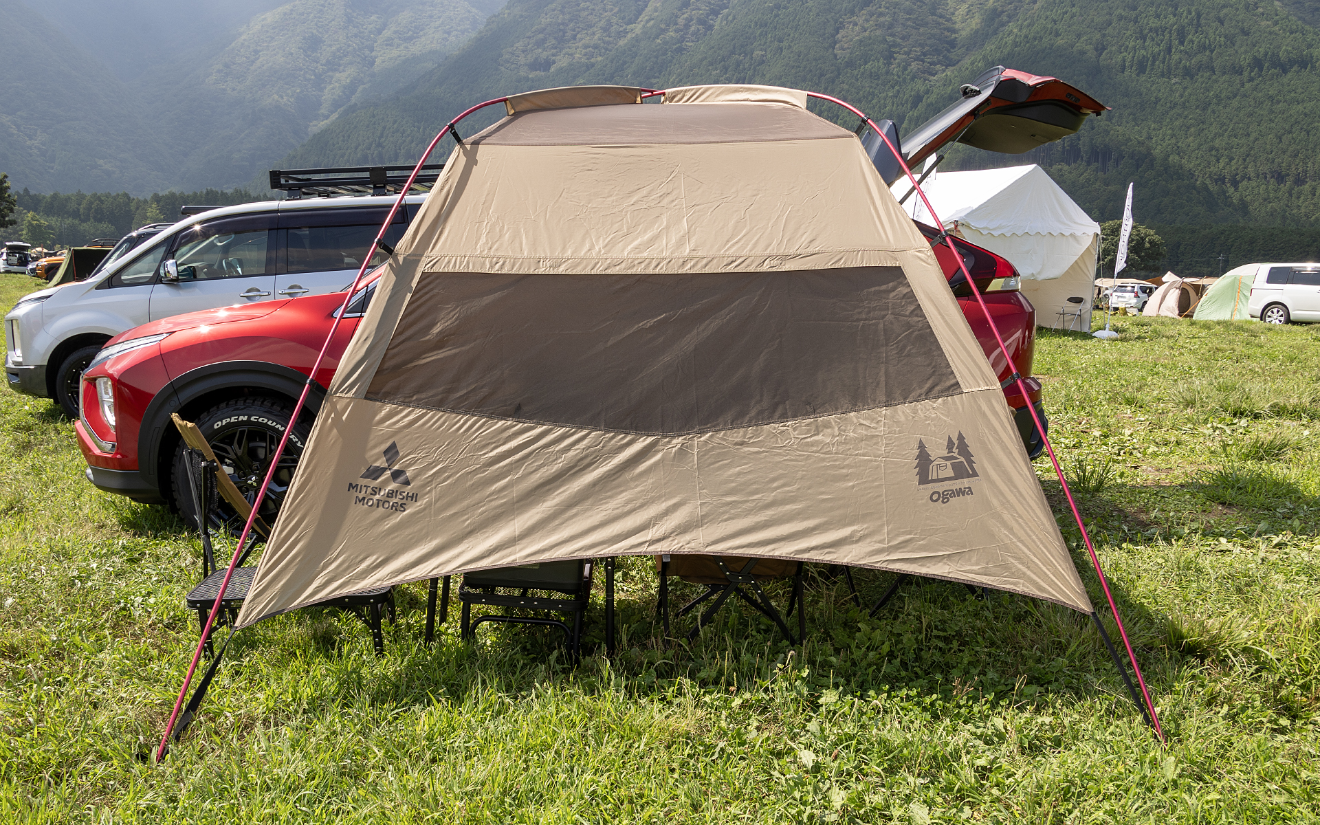 エクリプスクロスPHEVはオガワ（キャンパルジャパン）とコラボしたカータープを装着。幅が250cmあるのでチェアやテーブルがスッポリ収まる