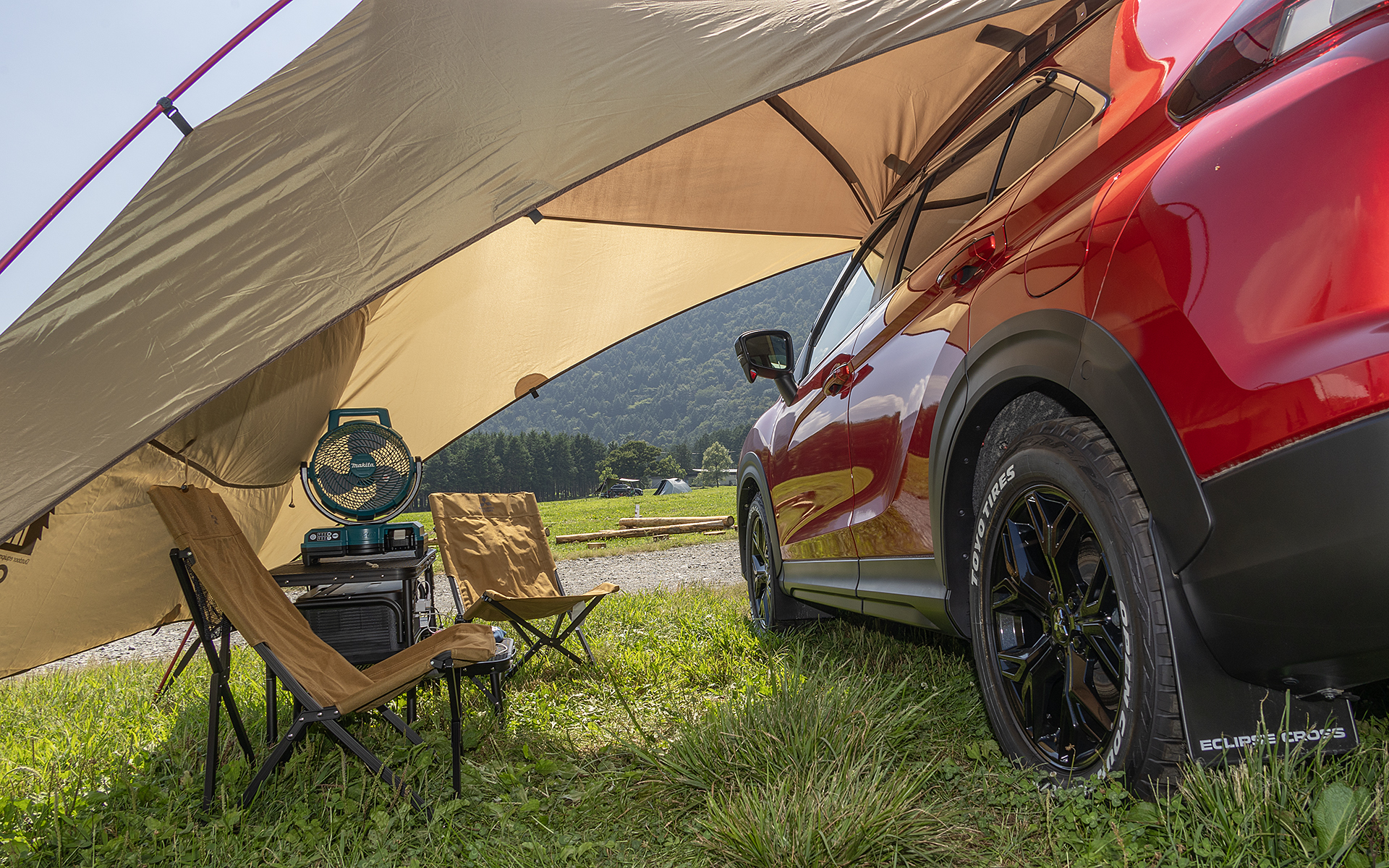 タープ内の様子。ボディには付属の吸盤で固定する