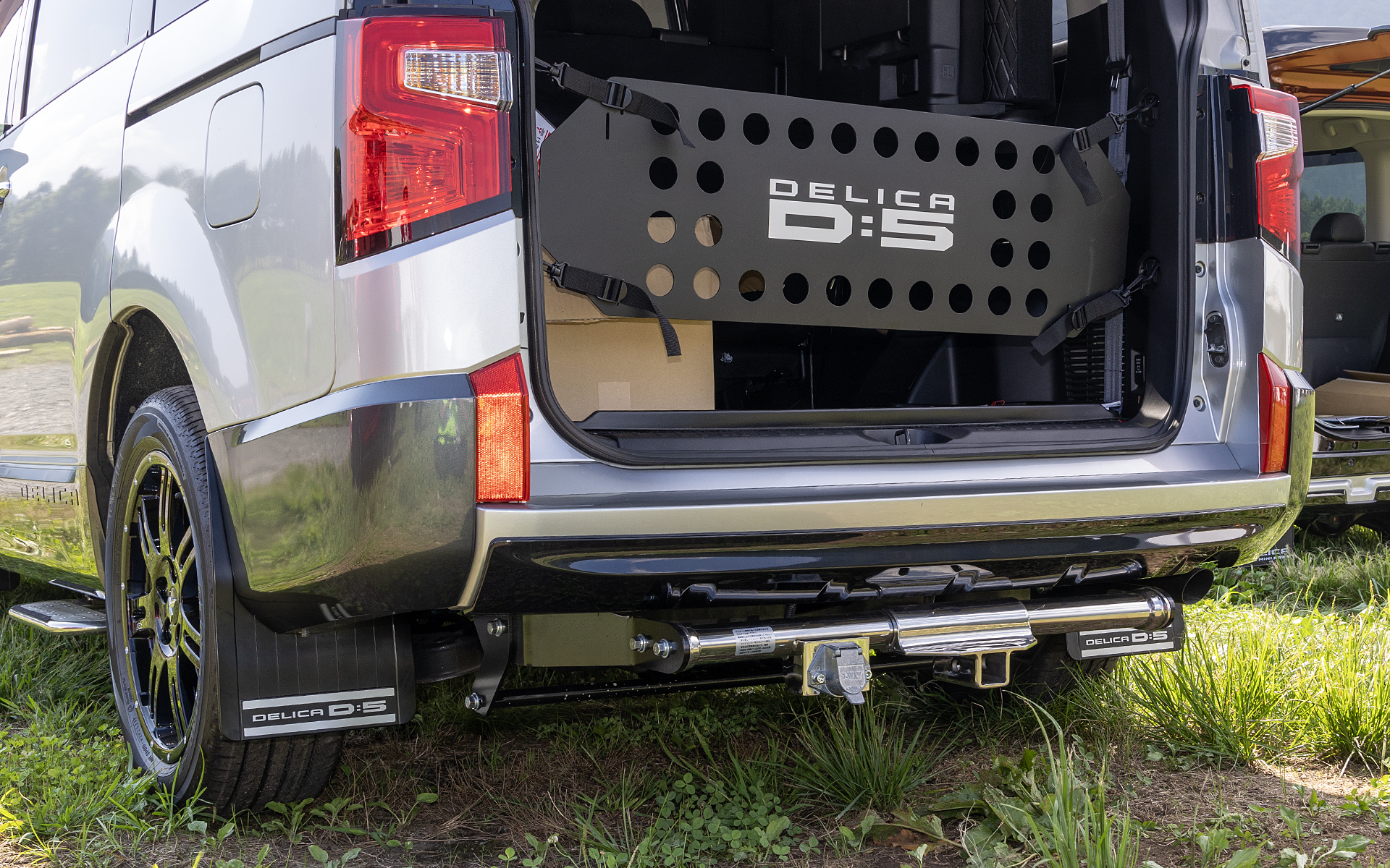 デリカD:5にはトレーラーヒッチメンバーのオプションがある。最大牽引荷重は750kg。ラゲッジにあるのはテールゲートを開けた際、荷物が落下するのを防ぐカーゴフェンス