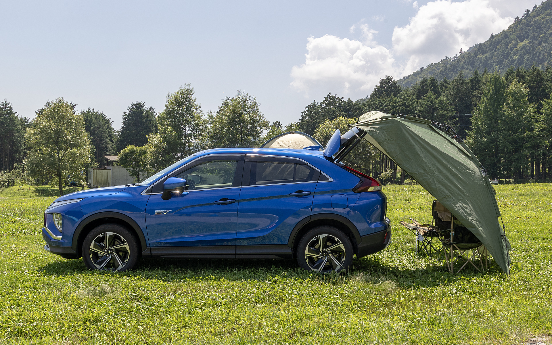 ハッチバック車の場合はテールゲートを開いてカーサイドタープを装着することで、高さのあるスペースが作れる。エクリプス クロス PHEVはラゲッジに電源コンセントがあるので、このスタイルであればタープ内で電気製品が使える