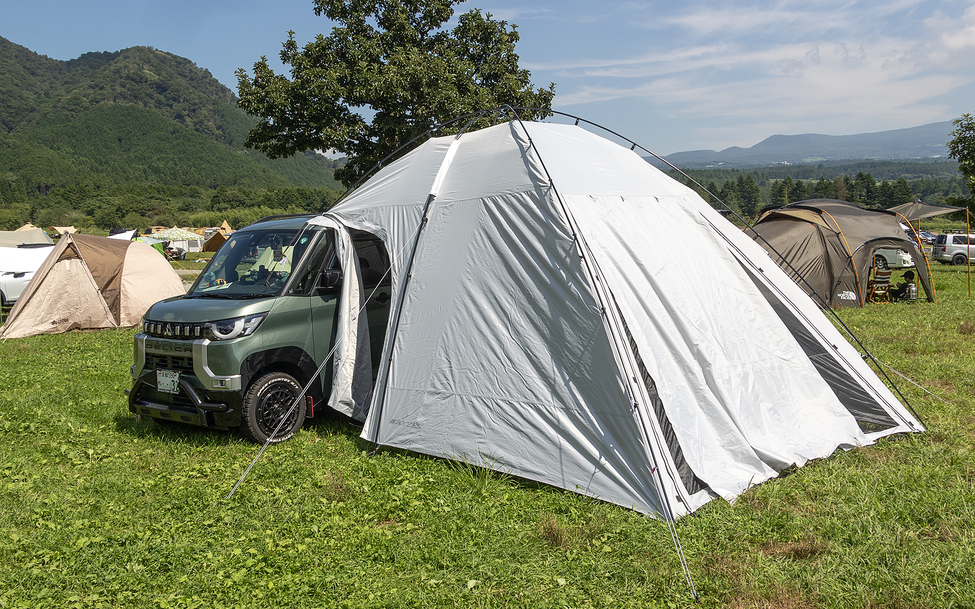 デリカミニにサイドシェルターの組み合わせだが、これだけ高さのあるシェルターは珍しい。天井が高いのでシェルター内は広く感じた