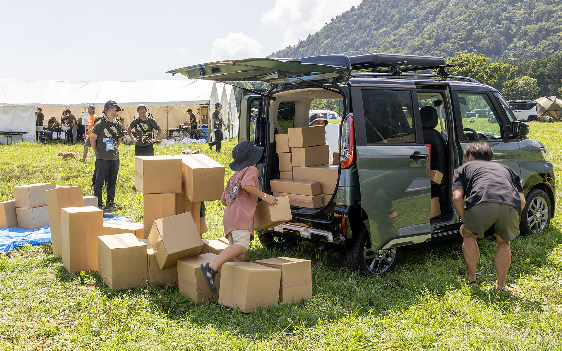 小さいお子さん連れファミリーの参加が多いので、家族や子どもが楽しめるアクティビティが多数用意されていた。こちらは制限時間内にどれだけのダンボールを積み込めるかにチャレンジするコーナー。家族で楽しめるものだ