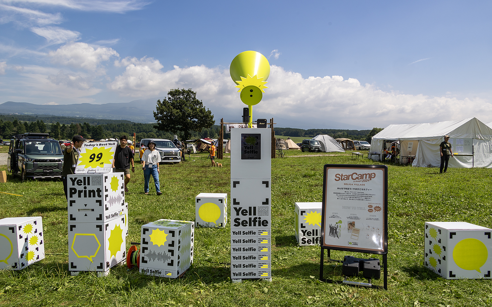 富士山に向かって大声で叫ぶ「やまびこセルフィー」。マイクに向かって好きワードを叫ぶと一番音量が大きかったときの数値が表示され、さらにその瞬間にカメラで叫んでいるシーンを撮影。終了すると写真が機器からプリントされるというもの。こちらも家族での参加が多かった