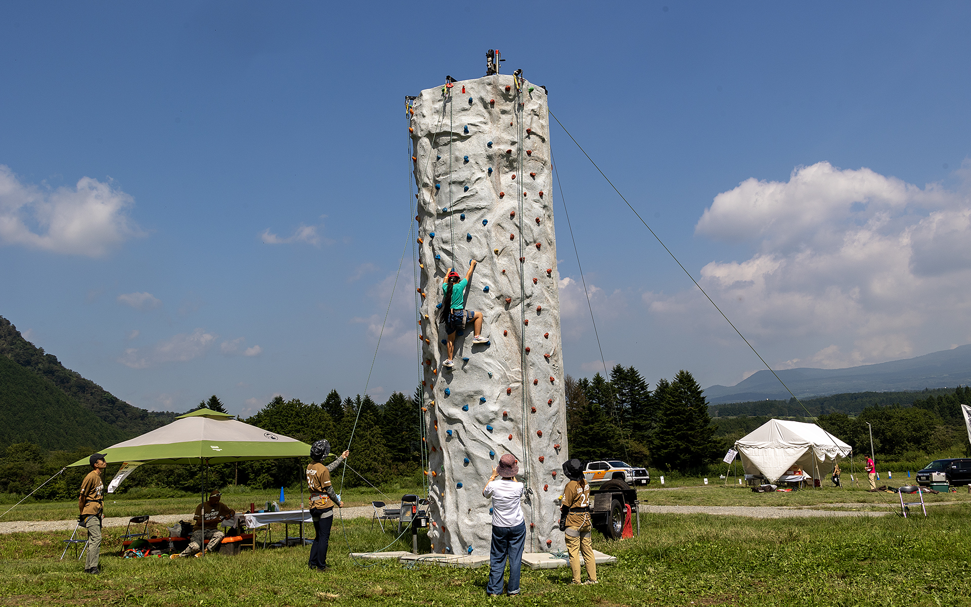 垂直の壁上りが体験できるスポーツクライミング