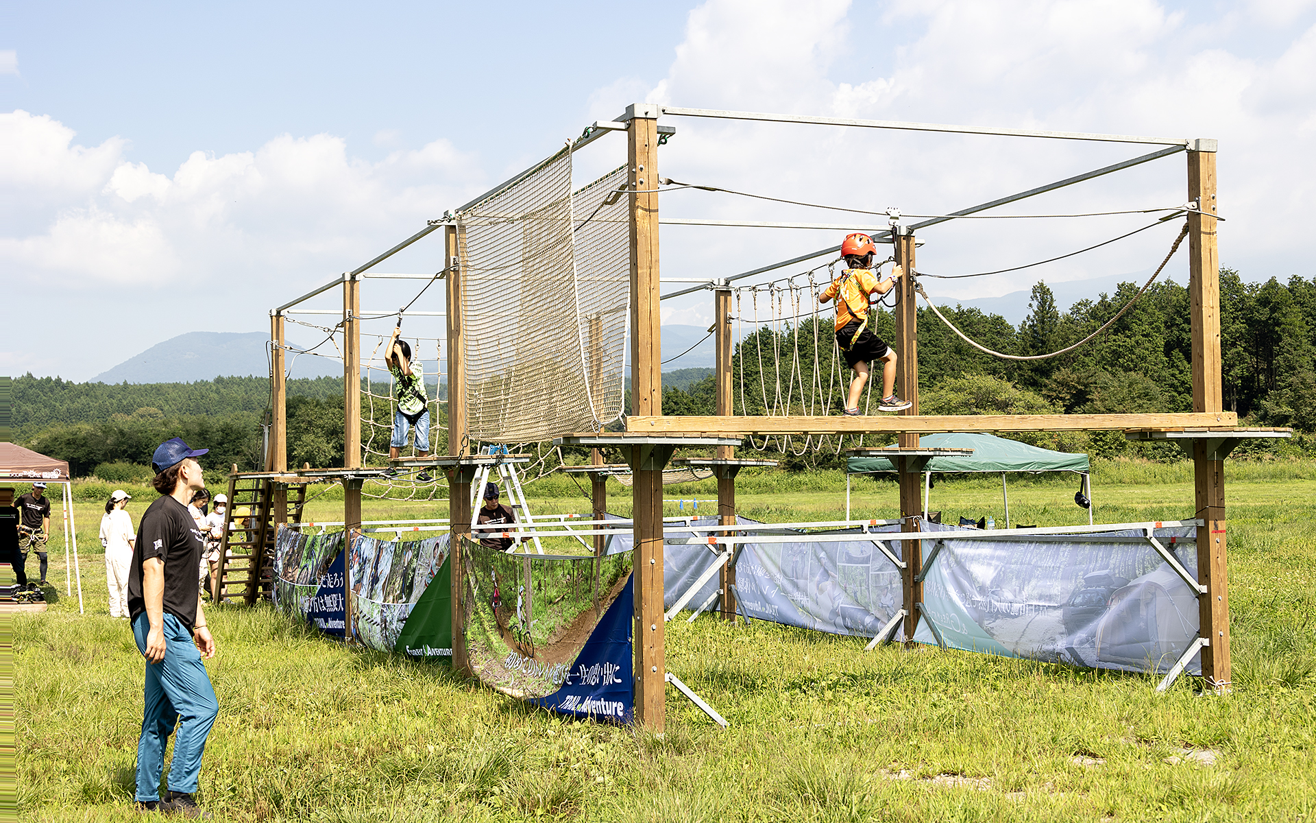 フランス発の自然共生型アウトドアパークであるモバイル・フォレストアドベンチャー
