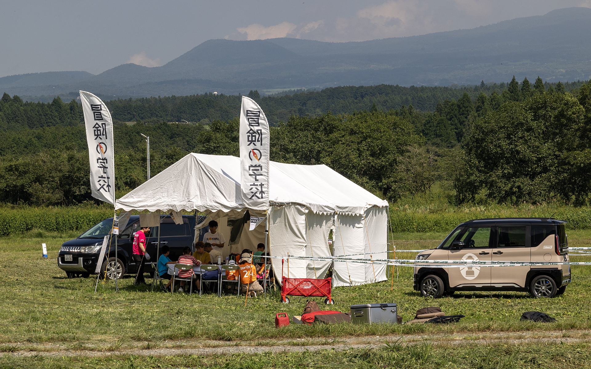 e-アウトドアと同じNOYAMAが運営する「冒険の学校」。木の棒を削って箸を造る体験やアウトドアで役立つ火起こし体験などを行なっていた