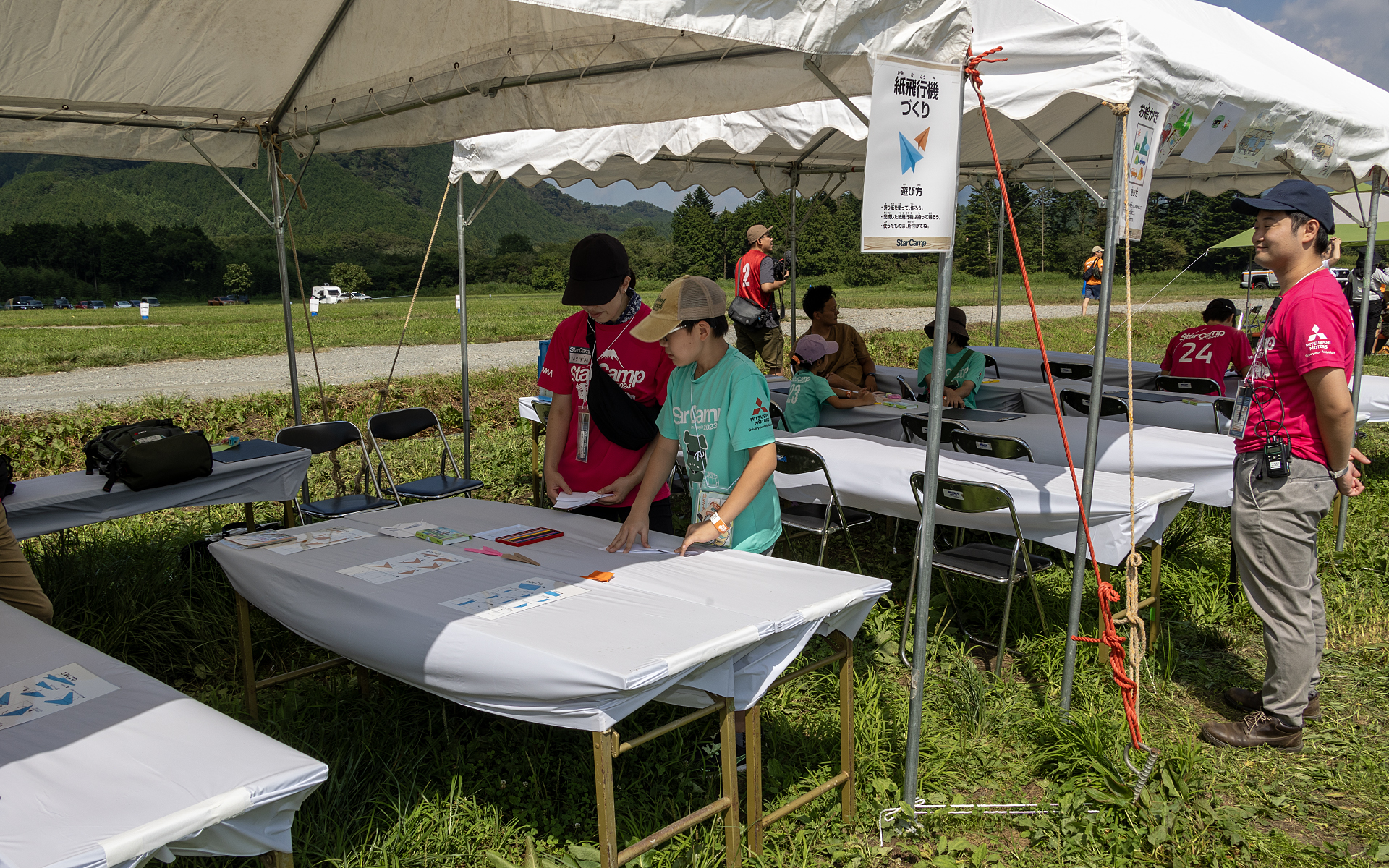 紙飛行機作りや竹とんぼの体験、それにスケッチなどが楽しめるコーナーもあった