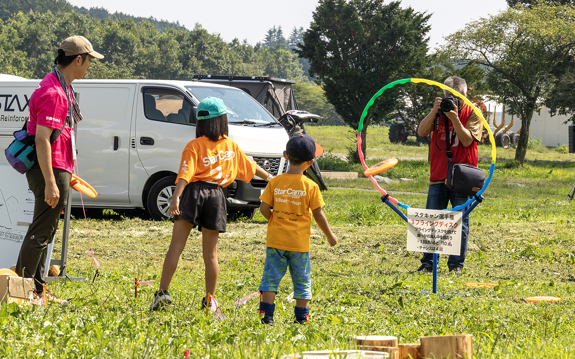 フリスビーを投げて輪の中に通す。小さい子どもの場合、最初はうまくいかなくてもすぐにコツを覚えて上達するパターンが多いという