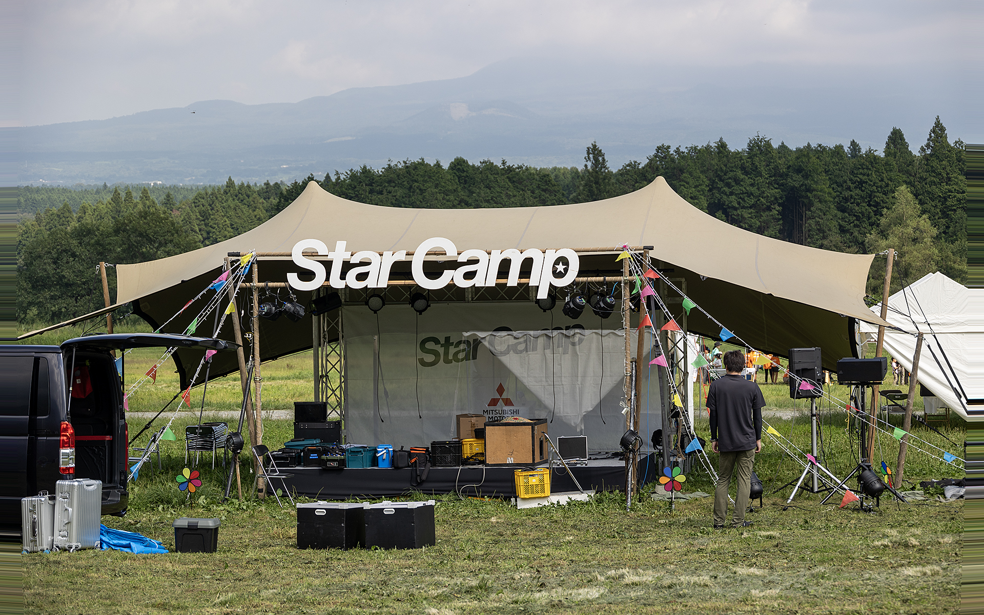 キャンプイベントだけに夕方から夜のプログラムも充実。ステージイベントも用意されていて、矢井田瞳さんのライブも行なわれた