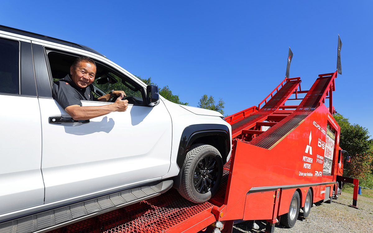 4WD登坂体験キットで同乗体験ドライバーを務める増岡浩氏
