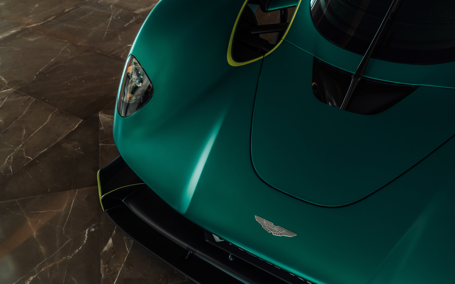 ノーズにはチタン製のアストンマーティン・ウィングバッヂがあしらわれる