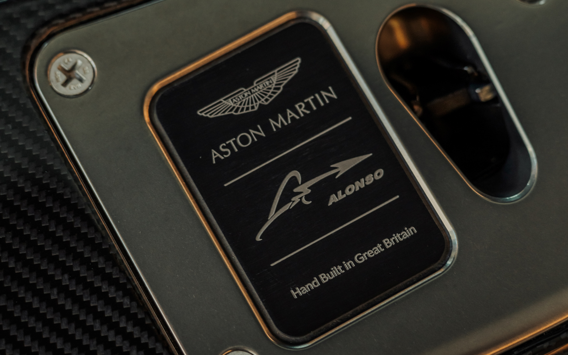 アロンソ選手の名前が刻まれたプレートも備わる