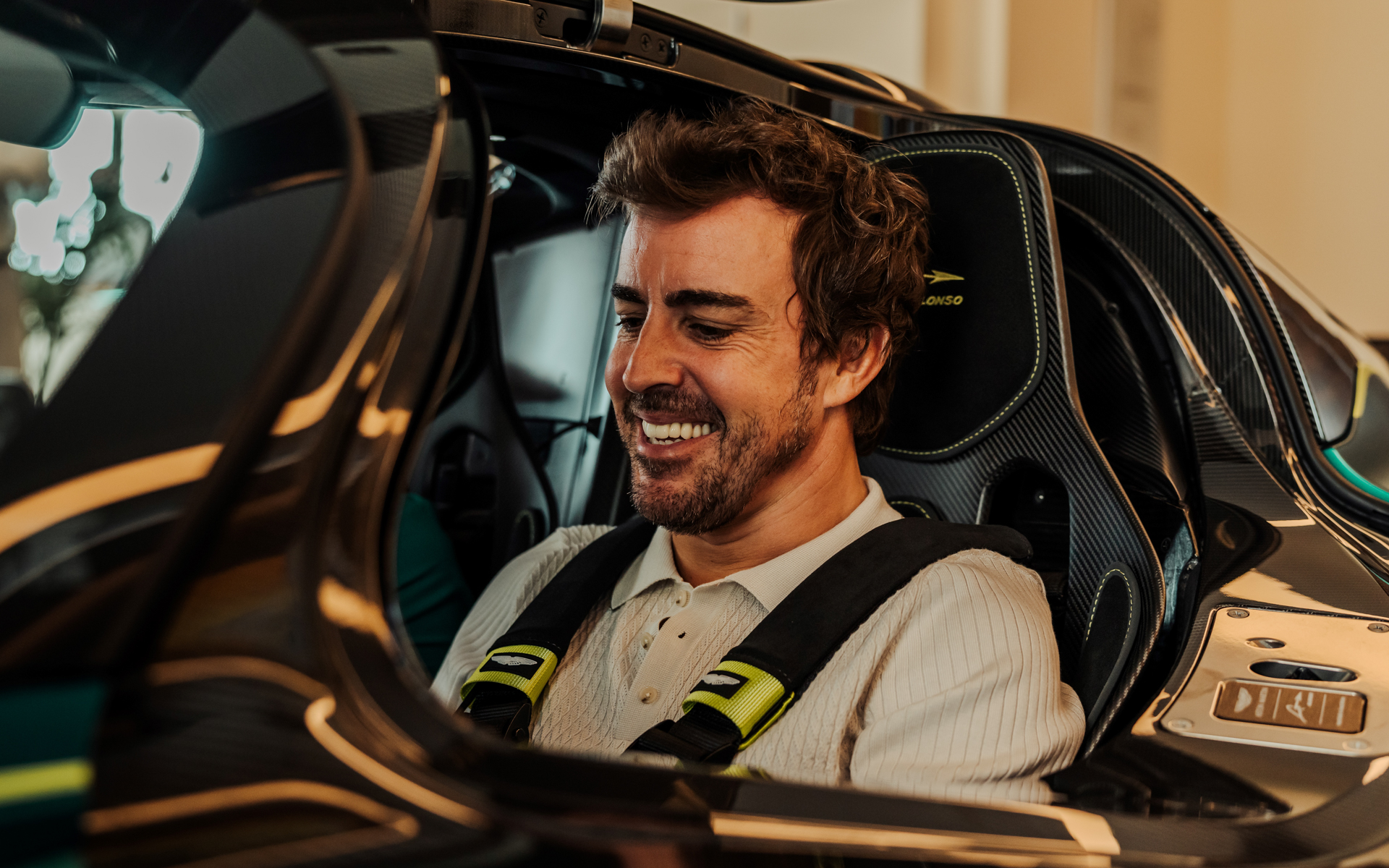 コクピットを堪能するアロンソ選手