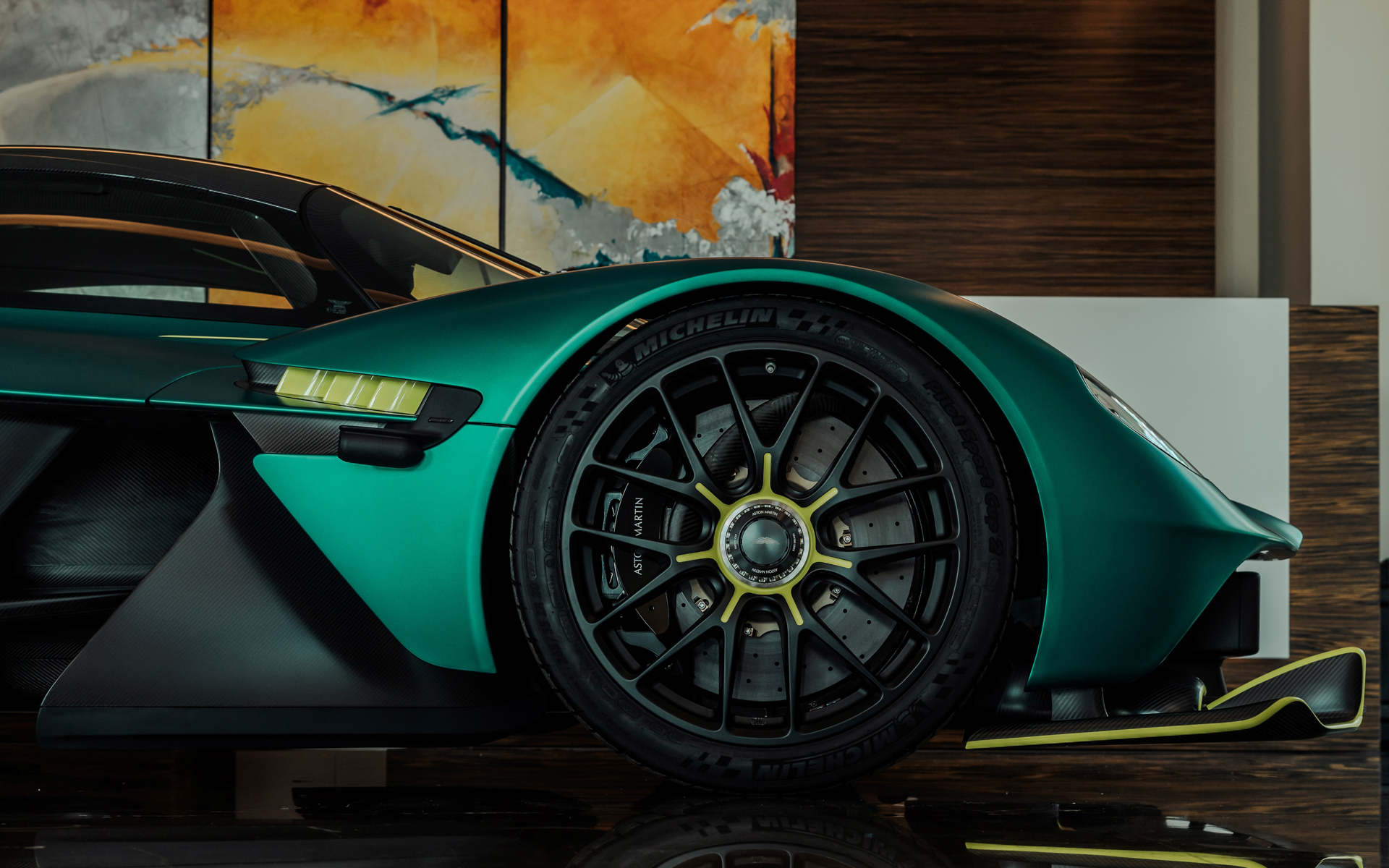 ホイールの中心部にもサテン・ライムの指し色が入る