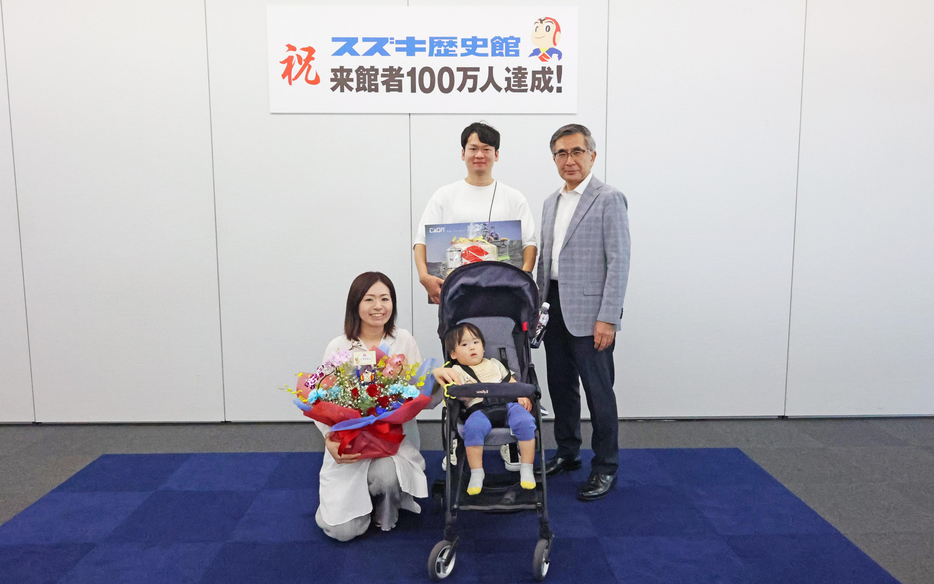 スズキ歴史館 累計来館者100万人目の来館者と鈴木俊宏社長